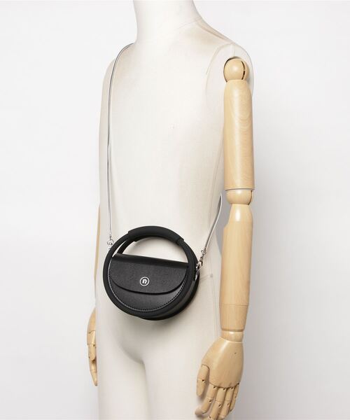 NaNa-NaNa(ナナナナ)の「HOOP RECYCLED LEATHER mini(ショルダーバッグ・メンズ・ブラック/アイボリー・FREE)」の6枚目の写真