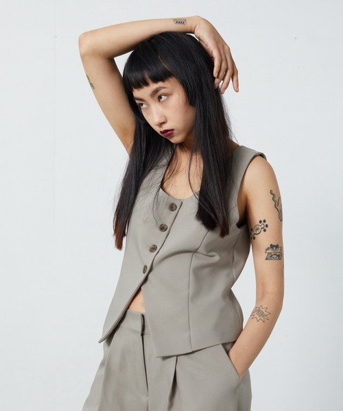 FEKETE（フェケテ）の「FEKETE TAILORED VEST (SET-UP)（ベスト・レディース・ブラック/ベージュ/グリーン・FREE）」の2枚目の写真