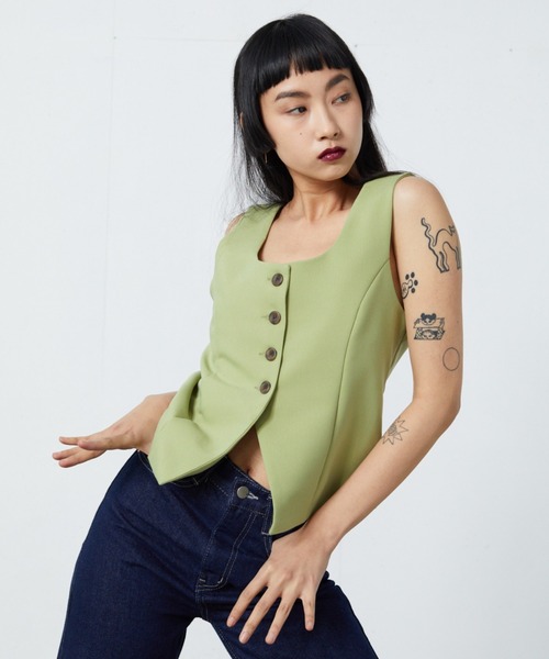 FEKETE（フェケテ）の「FEKETE TAILORED VEST (SET-UP)（ベスト・レディース・ブラック/ベージュ/グリーン・FREE）」の3枚目の写真