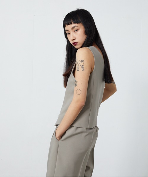 FEKETE（フェケテ）の「FEKETE TAILORED VEST (SET-UP)（ベスト・レディース・ブラック/ベージュ/グリーン・FREE）」の21枚目の写真