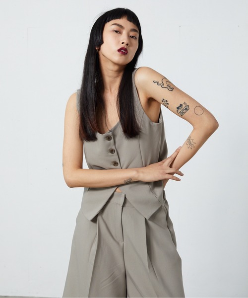 FEKETE（フェケテ）の「FEKETE TAILORED VEST (SET-UP)（ベスト・レディース・ブラック/ベージュ/グリーン・FREE）」の16枚目の写真