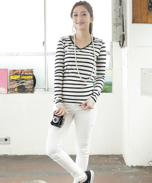 AZUL by moussy（アズールバイマウジー）の「TC天竺バックセンター切替V/N長袖PO（Tシャツ/カットソー・レディース・オフホワイト/ブルー/ブラック/ブラック系その他/ライム/ホワイト系その他・LARGE/SMALL/MEDIUM/X-SMALL）」の3枚目の写真