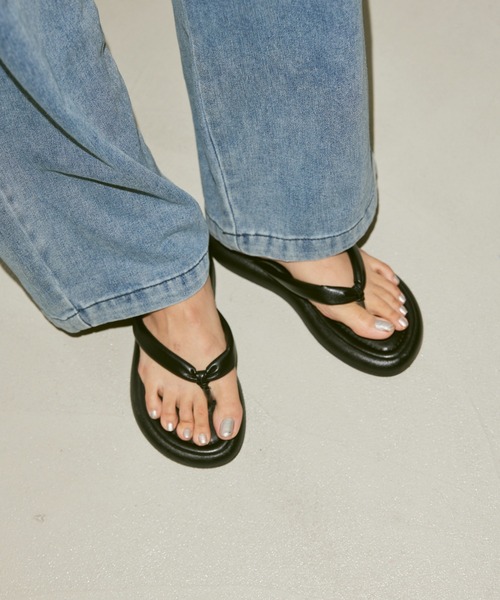 FEKETE（フェケテ）の「VEGAN LEATHER ZORI SANDALS / フェイクレザー