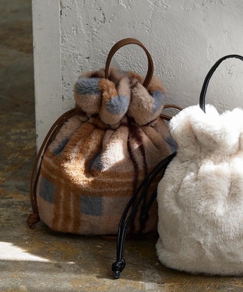 KOBE LETTUCE(コウベレタス)の「2wayファー巾着ミニバッグ(ショルダーバッグ・レディース・ピンク系/ブラウン系その他/アイボリー/モカ/レオパード/ブラウン系その他2/グリーン系/グレー・FREE)」の5枚目の写真