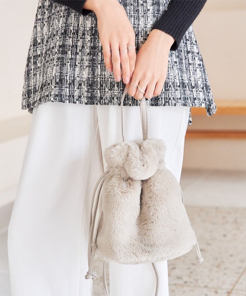 KOBE LETTUCE(コウベレタス)の「2wayファー巾着ミニバッグ(ショルダーバッグ・レディース・ピンク系/ブラウン系その他/アイボリー/モカ/レオパード/ブラウン系その他2/グリーン系/グレー・FREE)」の3枚目の写真