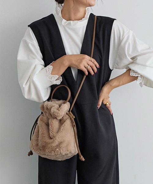 KOBE LETTUCE(コウベレタス)の「2wayファー巾着ミニバッグ(ショルダーバッグ・レディース・ピンク系/ブラウン系その他/アイボリー/モカ/レオパード/ブラウン系その他2/グリーン系/グレー・FREE)」の4枚目の写真