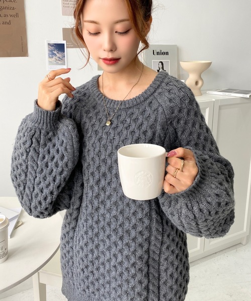 moment+(モーメントプラス)の「クルーネックケーブル編みオーバーサイズニットプルオーバー(ニット/セーター・レディース・アイボリー/チャコールグレー/グレイッシュベージュ・M/L)」の15枚目の写真