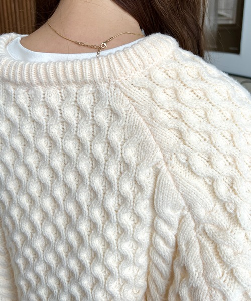 moment+(モーメントプラス)の「クルーネックケーブル編みオーバーサイズニットプルオーバー(ニット/セーター・レディース・アイボリー/チャコールグレー/グレイッシュベージュ・M/L)」の11枚目の写真
