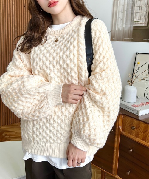 moment+(モーメントプラス)の「クルーネックケーブル編みオーバーサイズニットプルオーバー(ニット/セーター・レディース・アイボリー/チャコールグレー/グレイッシュベージュ・M/L)」の4枚目の写真