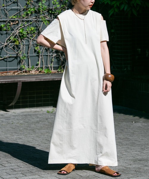 KBF（ケイビーエフ）の「オープンショルダータックワンピース（ワンピース・レディース・アイボリー/ブラック/ネイビー・ONE）」の2枚目の写真