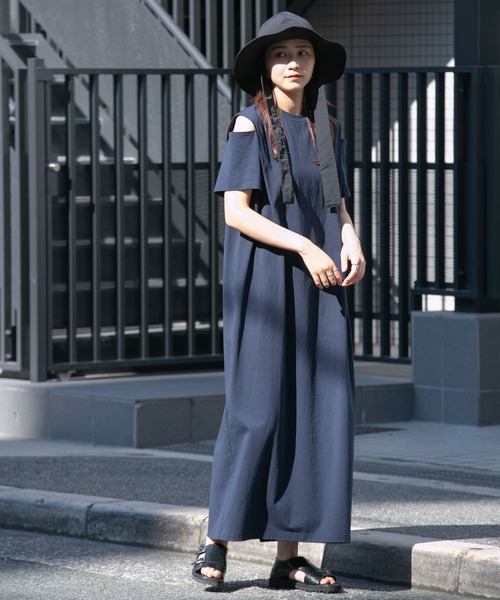 KBF（ケイビーエフ）の「オープンショルダータックワンピース（ワンピース・レディース・アイボリー/ブラック/ネイビー・ONE）」の7枚目の写真