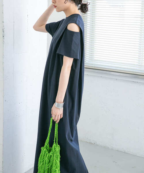 KBF（ケイビーエフ）の「オープンショルダータックワンピース（ワンピース・レディース・アイボリー/ブラック/ネイビー・ONE）」の11枚目の写真