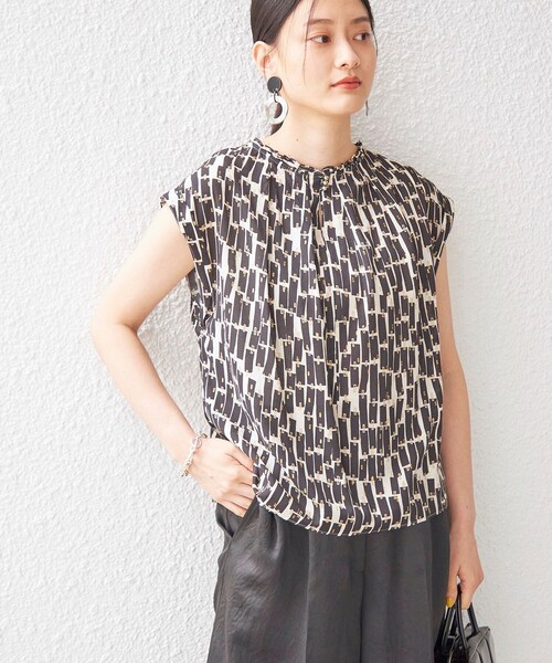 SHIPS（シップス）の「〈手洗い可能〉DEVEAUX 前後 2WAY プリント ブラウス◆（シャツ/ブラウス・レディース・オフホワイト/ブルー・ONE SIZE）」の2枚目の写真