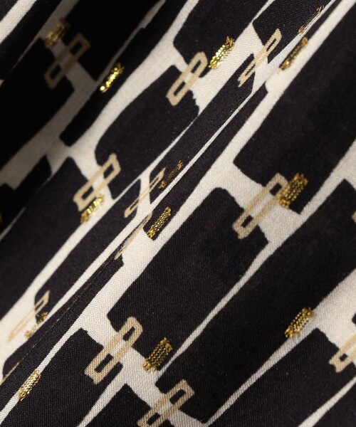 SHIPS（シップス）の「〈手洗い可能〉DEVEAUX 前後 2WAY プリント ブラウス◆（シャツ/ブラウス・レディース・オフホワイト/ブルー・ONE SIZE）」の18枚目の写真