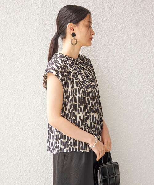 SHIPS（シップス）の「〈手洗い可能〉DEVEAUX 前後 2WAY プリント ブラウス◆（シャツ/ブラウス・レディース・オフホワイト/ブルー・ONE SIZE）」の4枚目の写真