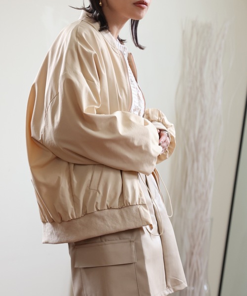 ULEULA（ウルア）の「ボリュームスリーブMA-1ブルゾン（MA-1・レディース・ブラック/アイボリー/カーキ・FREE）」の6枚目の写真