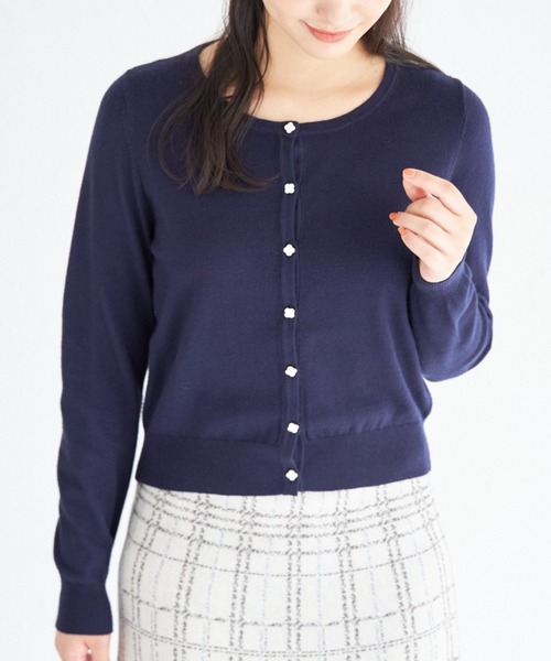 tocco closet(トッコ クローゼット)の「フラワーモチーフ釦シアバターニットカーディガン(カーディガン/ボレロ・レディース・アイボリー/ブラック/ピンクベージュ/ネイビー・M)」の3枚目の写真