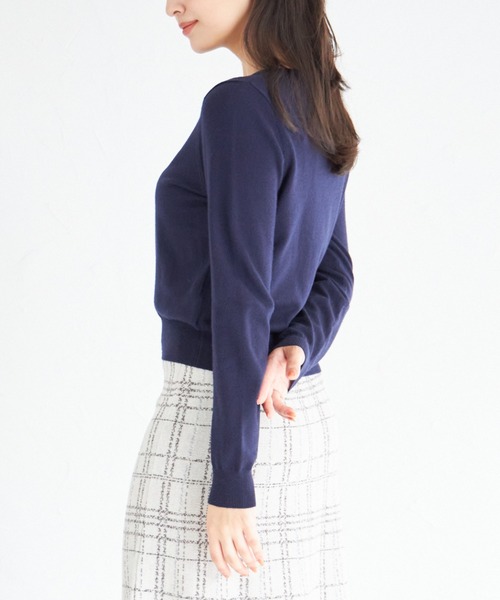 tocco closet(トッコ クローゼット)の「フラワーモチーフ釦シアバターニットカーディガン(カーディガン/ボレロ・レディース・アイボリー/ブラック/ピンクベージュ/ネイビー・M)」の15枚目の写真