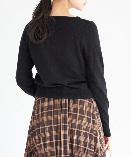 tocco closet(トッコ クローゼット)の「フラワーモチーフ釦シアバターニットカーディガン(カーディガン/ボレロ・レディース・アイボリー/ブラック/ピンクベージュ/ネイビー・M)」の12枚目の写真