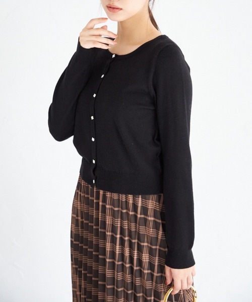 tocco closet(トッコ クローゼット)の「フラワーモチーフ釦シアバターニットカーディガン(カーディガン/ボレロ・レディース・アイボリー/ブラック/ピンクベージュ/ネイビー・M)」の11枚目の写真