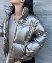 存在感ある主役カラー。スタンドカラーショート丈ダウンジャケット