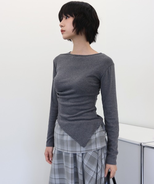 UNE MANSION（ユヌマンション）の「【UNE ORIGINAL】アンバランススリットサイドシャーリングインナーカットソー（Tシャツ/カットソー・レディース・アイボリー/ブラック/グレー/ベージュ/ホワイト/バーガンディー/チャコール/ピンク・FREE）」の18枚目の写真