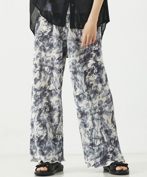 abahouse mavie(アバハウスマヴィ)の「【ロングセラー】クリスタルプリーツイージーパンツ(その他パンツ・レディース・ブラック/グレー/アイボリー/セージグリーン/ブラック系その他/ドット/ホワイト系その他/ブラック系その他2・フリー)」の1枚目の写真