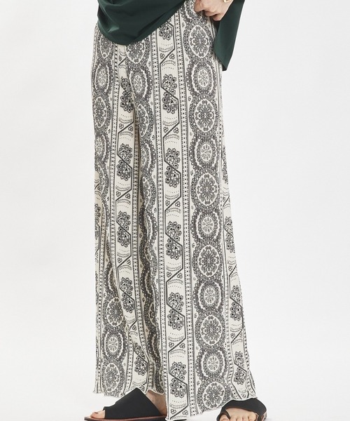 abahouse mavie(アバハウスマヴィ)の「【ロングセラー】クリスタルプリーツイージーパンツ(その他パンツ・レディース・ブラック/グレー/アイボリー/セージグリーン/ブラック系その他/ドット/ホワイト系その他/ブラック系その他2・フリー)」の3枚目の写真