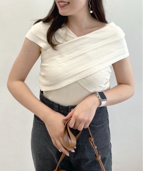 mysty woman(ミスティウーマン)の「カシュクールデザインニットプルオーバー 128891(ニット/セーター・レディース・ブラック/グレイッシュベージュ/オフホワイト・FREE)」の19枚目の写真
