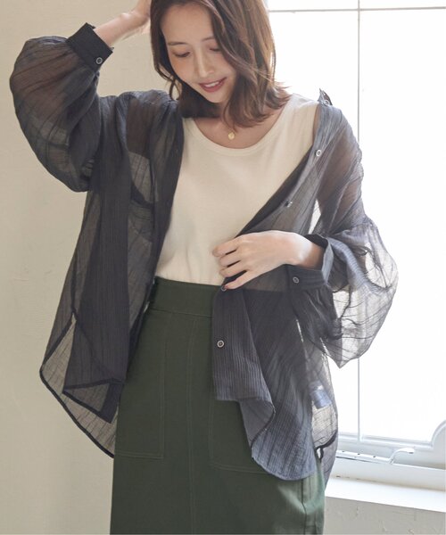 ikka（イッカ）の「バックシャーリングシアーシャツ（シャツ/ブラウス・レディース・ライトベージュ/チャコールグレー/ブルー・M/L/S）」の5枚目の写真