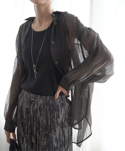 ikka（イッカ）の「バックシャーリングシアーシャツ（シャツ/ブラウス・レディース・ライトベージュ/チャコールグレー/ブルー・M/L/S）」の16枚目の写真