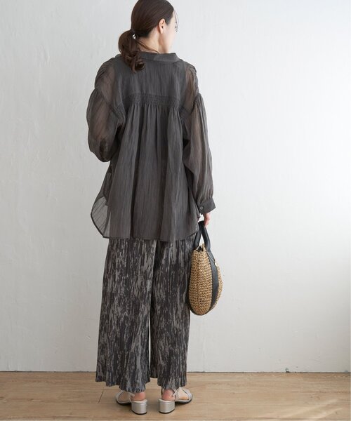 ikka（イッカ）の「バックシャーリングシアーシャツ（シャツ/ブラウス・レディース・ライトベージュ/チャコールグレー/ブルー・M/L/S）」の4枚目の写真