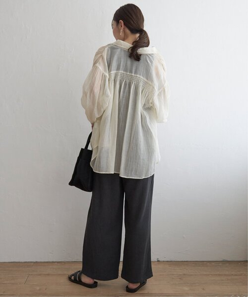 ikka（イッカ）の「バックシャーリングシアーシャツ（シャツ/ブラウス・レディース・ライトベージュ/チャコールグレー/ブルー・M/L/S）」の17枚目の写真