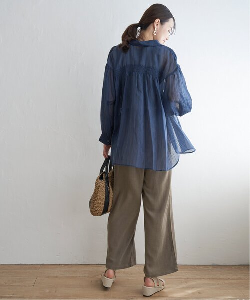 ikka（イッカ）の「バックシャーリングシアーシャツ（シャツ/ブラウス・レディース・ライトベージュ/チャコールグレー/ブルー・M/L/S）」の11枚目の写真