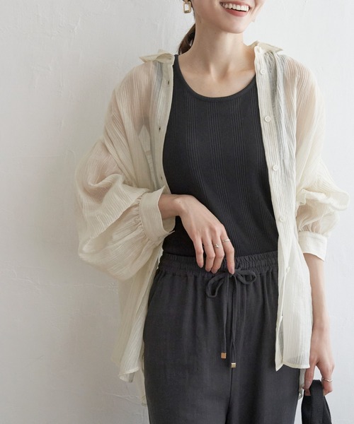 ikka（イッカ）の「バックシャーリングシアーシャツ（シャツ/ブラウス・レディース・ライトベージュ/チャコールグレー/ブルー・M/L/S）」の3枚目の写真