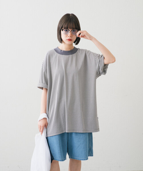 WHIMSIC（ウィムジック）の「【UNISEX】モックネックボーダーTシャツ（Tシャツ/カットソー・メンズ・グレー/ブルー/ブラック・FREE）」の2枚目の写真