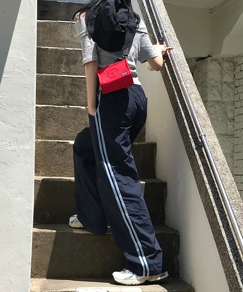 LYEON(リヨン)の「サイドラインナイロントラックパンツ(その他パンツ・レディース・ブラウン/ネイビー・FREE)」の9枚目の写真
