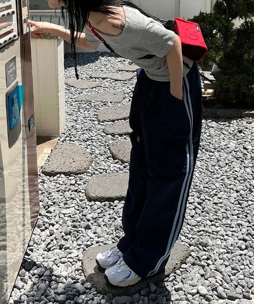 LYEON(リヨン)の「サイドラインナイロントラックパンツ(その他パンツ・レディース・ブラウン/ネイビー・FREE)」の10枚目の写真
