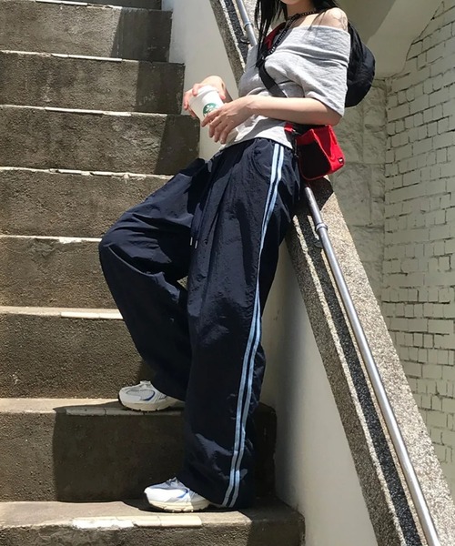 LYEON(リヨン)の「サイドラインナイロントラックパンツ(その他パンツ・レディース・ブラウン/ネイビー・FREE)」の18枚目の写真