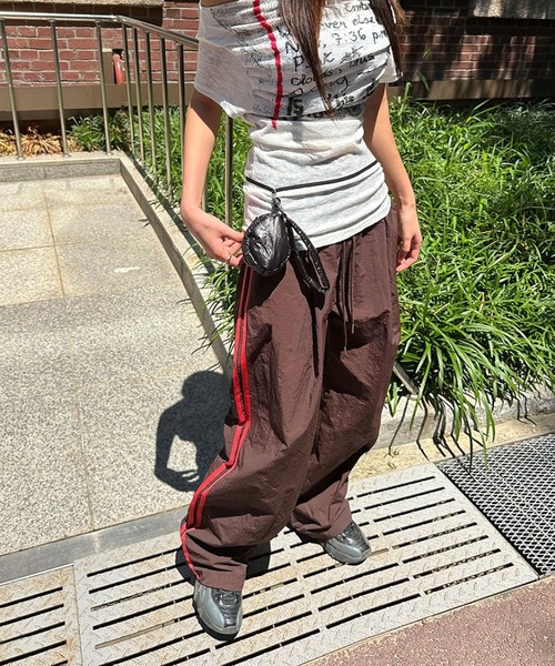LYEON(リヨン)の「サイドラインナイロントラックパンツ(その他パンツ・レディース・ブラウン/ネイビー・FREE)」の3枚目の写真