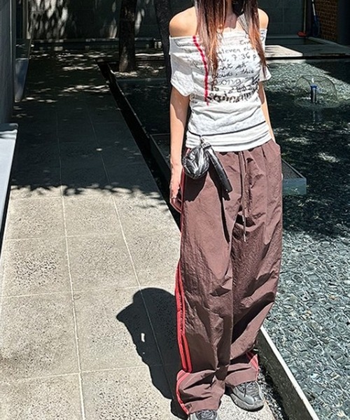 LYEON(リヨン)の「サイドラインナイロントラックパンツ(その他パンツ・レディース・ブラウン/ネイビー・FREE)」の5枚目の写真