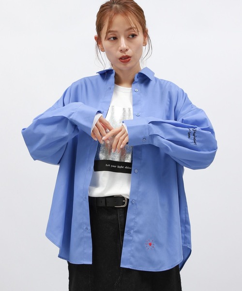 LAKOLE（ラコレ）の「刺繍オーバーサイズシャツ / 145411（シャツ/ブラウス・レディース・ライトブルー/ブルー/ピンク・FREE）」の3枚目の写真