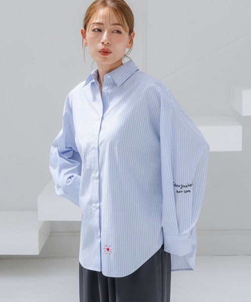 LAKOLE（ラコレ）の「刺繍オーバーサイズシャツ / 145411（シャツ/ブラウス・レディース・ライトブルー/ブルー/ピンク・FREE）」の2枚目の写真