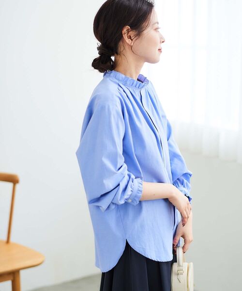 le.coeur blanc（ルクールブラン）の「フリルカラーギャザーブラウス（シャツ/ブラウス・レディース・ブルー系その他2/オフホワイト/ブルー・38）」の6枚目の写真