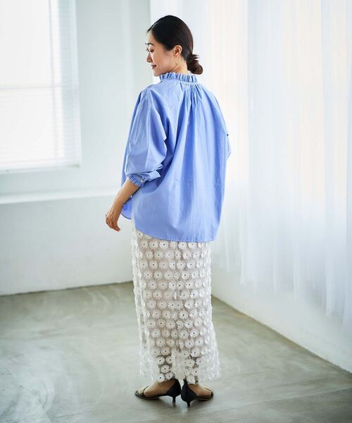 le.coeur blanc（ルクールブラン）の「フリルカラーギャザーブラウス（シャツ/ブラウス・レディース・ブルー系その他2/オフホワイト/ブルー・38）」の19枚目の写真