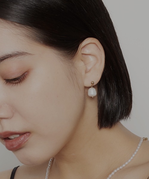 AKEL（アケル）の「【AKEL】アケル/ 淡水パールラインピアス（両耳セット）/金属アレルギー対応ピアス（サージカルステンレス）（ピアス（両耳用）・レディース・ゴールド/シルバー・FREE）」の2枚目の写真