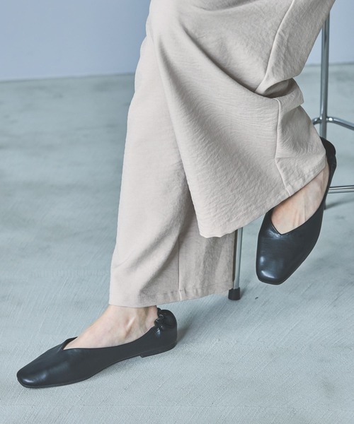 LAKOLE（ラコレ）の「【卒入式／オケージョンにも】スクエアギャザーフラットパンプス / 286480（パンプス・レディース・ブラック/オフホワイト/シルバー/イエロー・SMALL/MEDIUM/LARGE）」の2枚目の写真