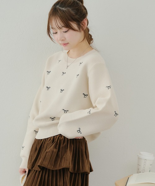 continuer de NICE CLAUP(コンティニューデナイスクラップ)の「リボン刺繍ニット(ニット/セーター・レディース・ブラック/アイボリー/サックスブルー・FREE)」の5枚目の写真