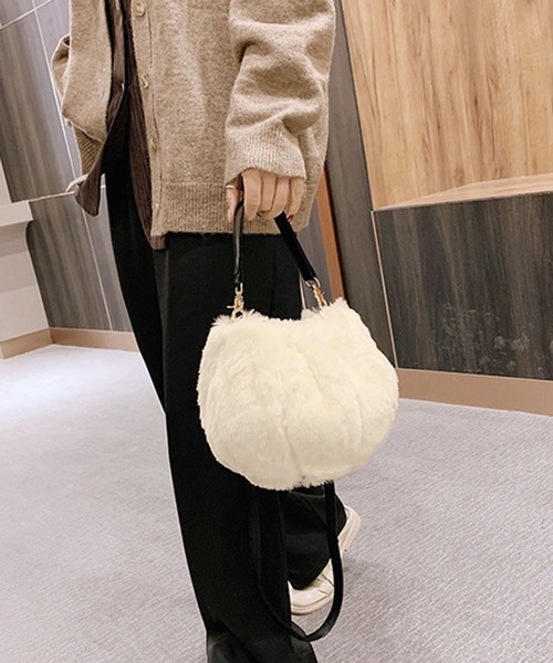 Jewelobe（ジュエローブ）の「【2ストラップ】フェイクファーラウンドバッグ（ハンドバッグ・レディース・ライトグレー/ブラック/ブラウン系その他/オフホワイト/チャコールグレー・FREE）」の6枚目の写真