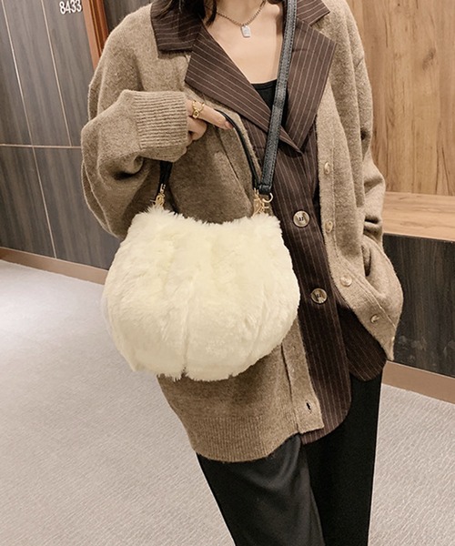 Jewelobe（ジュエローブ）の「【2ストラップ】フェイクファーラウンドバッグ（ハンドバッグ・レディース・ライトグレー/ブラック/ブラウン系その他/オフホワイト/チャコールグレー・FREE）」の7枚目の写真
